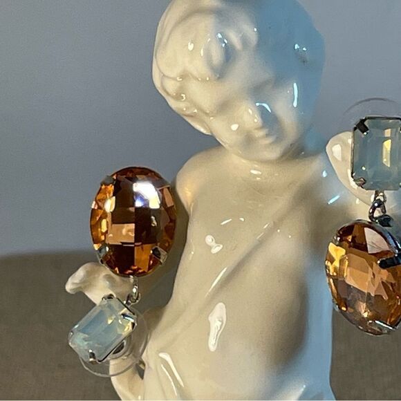 Gorgeous crystal drop earrings in Apricot and milky crystal. - Picture 10 of 13